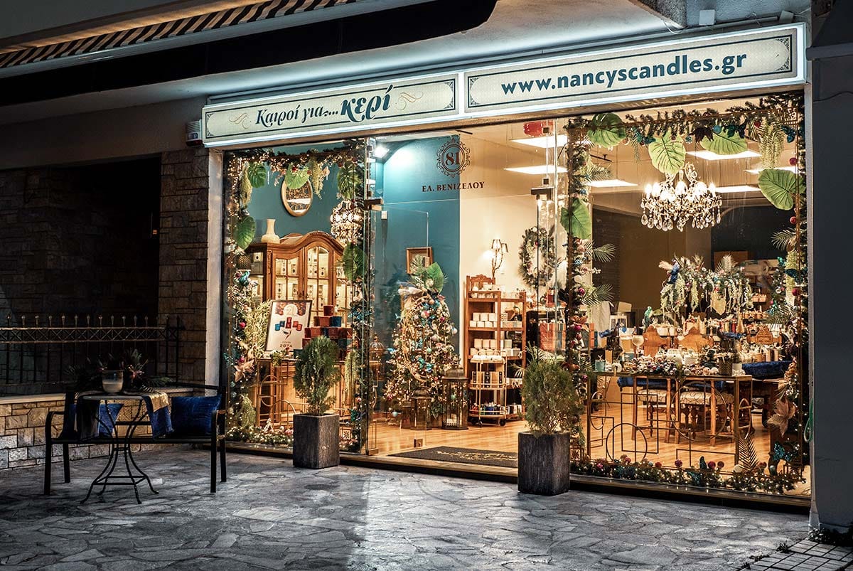 Βιτρίνα καταστήματος με αρωματικά κεριά διακοσμημένη.