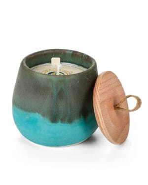 Κεραμικό κερί με ξύλινο καπάκι διπλής απόχρωσης.