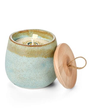 Κερί με ξύλινο καπάκι σε κεραμικό δοχείο