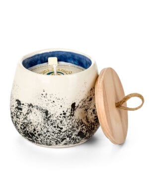 Κερί σε κεραμικό δοχείο με ξύλινο καπάκι.