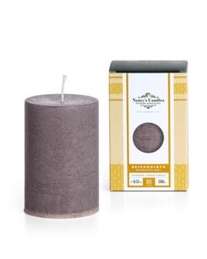 Χειροποίητο αρωματικό κερί δίπλα σε συσκευασία.