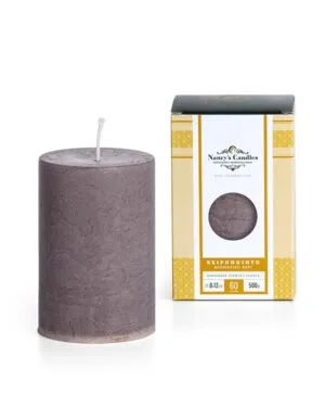 Χειροποίητο αρωματικό κερί δίπλα σε συσκευασία.