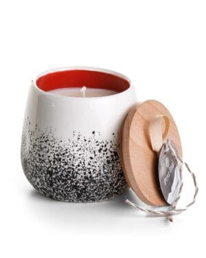 Κερί σε γυάλινο δοχείο με ξύλινο καπάκι.