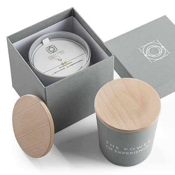 Πολυτελές κερί δώρο με ξύλινο καπάκι.