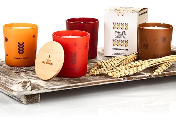 Κεριά διαφορετικών αρωμάτων σε ξύλινο δίσκο.