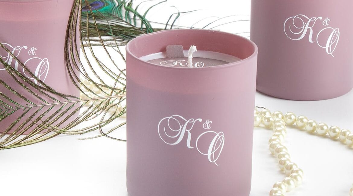 Ροζ κεριά με διακοσμητικά φτερά και πέρλες