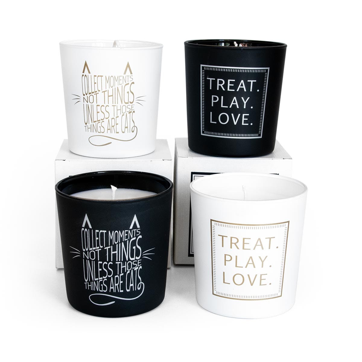 Κεριά με μηνύματα επιγραφών σε λευκό και μαύρο.