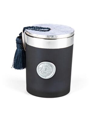 Μαύρο κερί με διακοσμητικό καπάκι και φούντα.