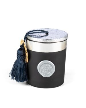 Μαύρο κερί με ασημένιο καπάκι και φούντα.