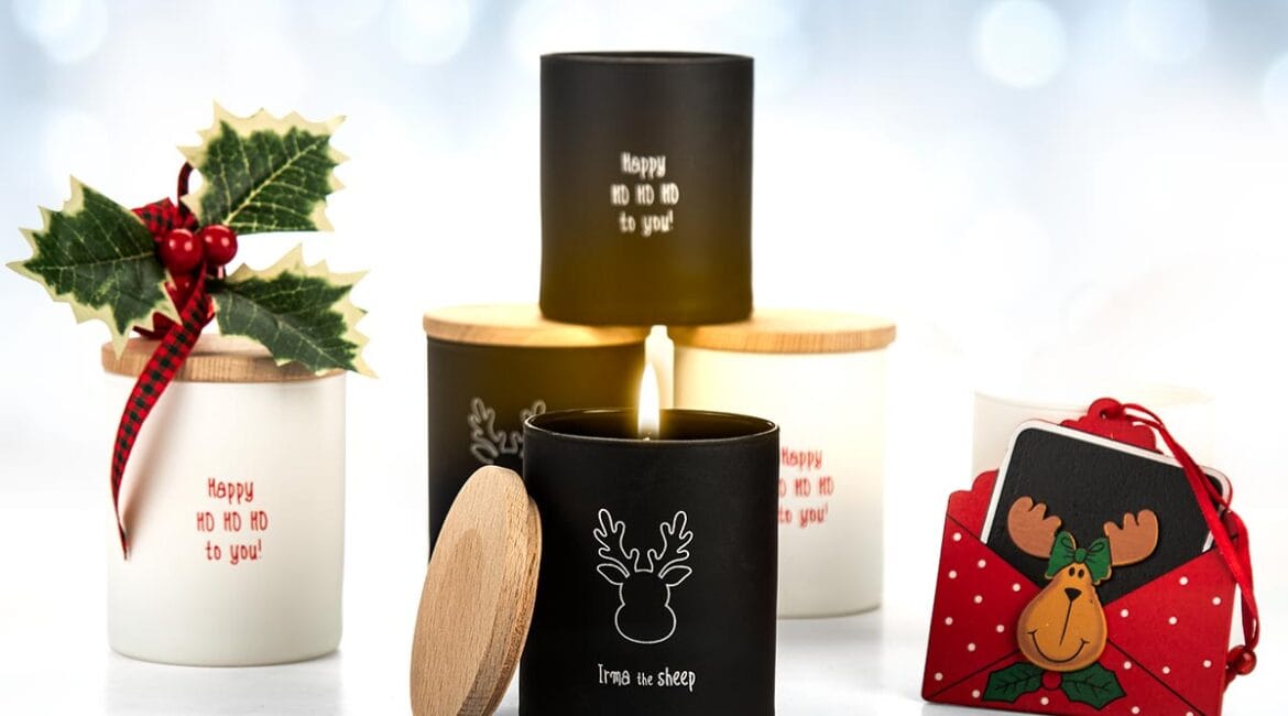 Χριστουγεννιάτικα κεριά και στολίδια σε χιόνι.