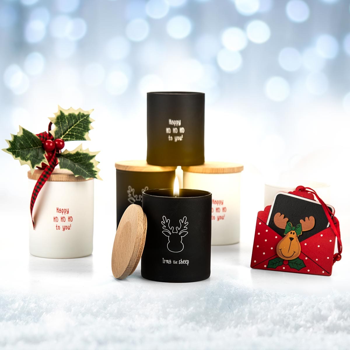 Χριστουγεννιάτικα κεριά και στολίδια σε χιόνι.