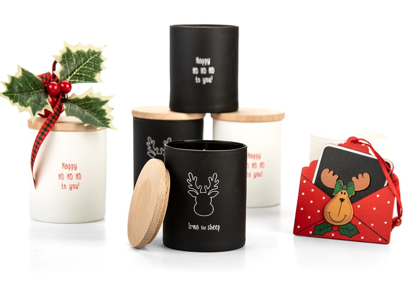 Χριστουγεννιάτικα κεριά και διακοσμητικά με γιορτινό θέμα.