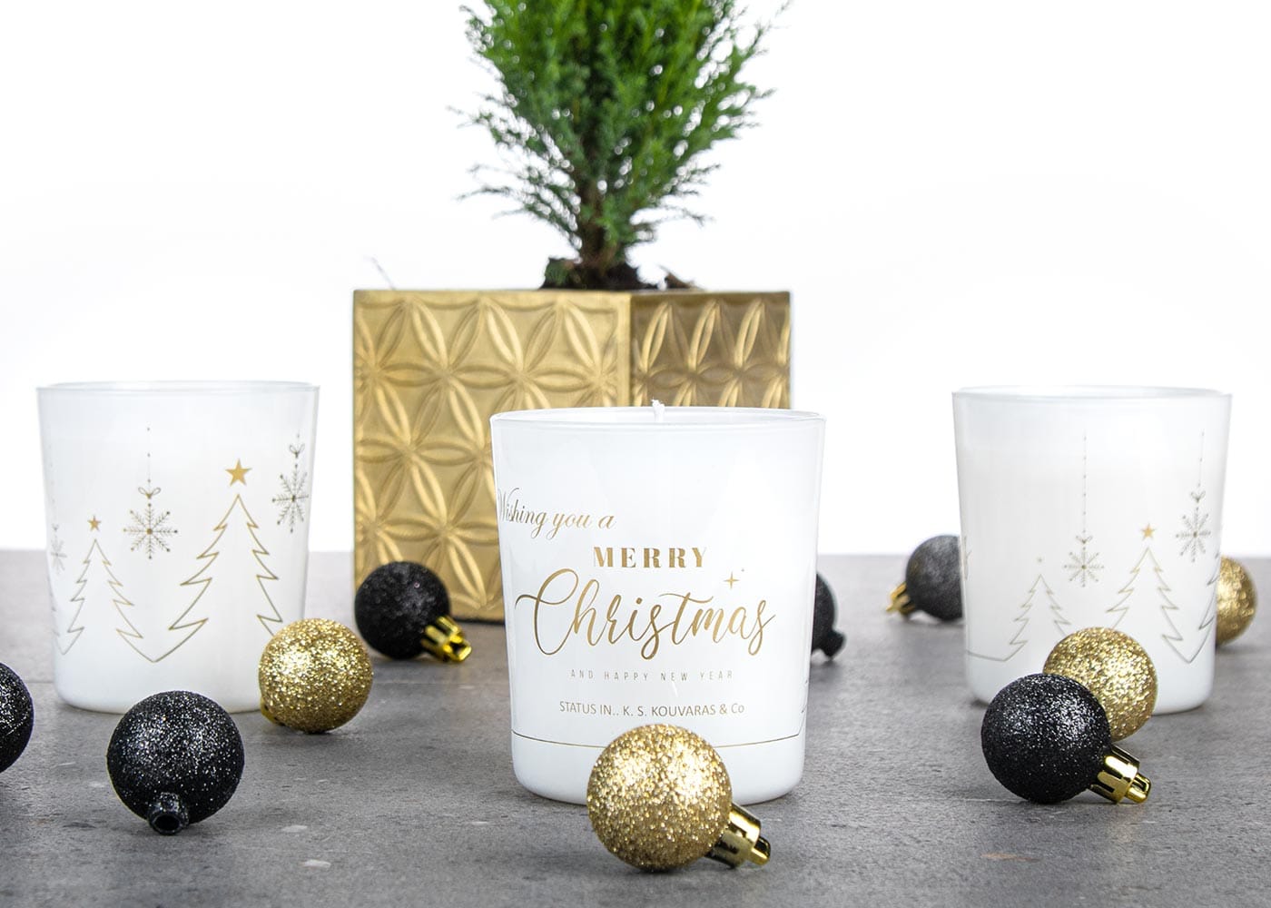 Κεριά Χριστουγεννιάτικης διακόσμησης με χρυσές μπάλες.