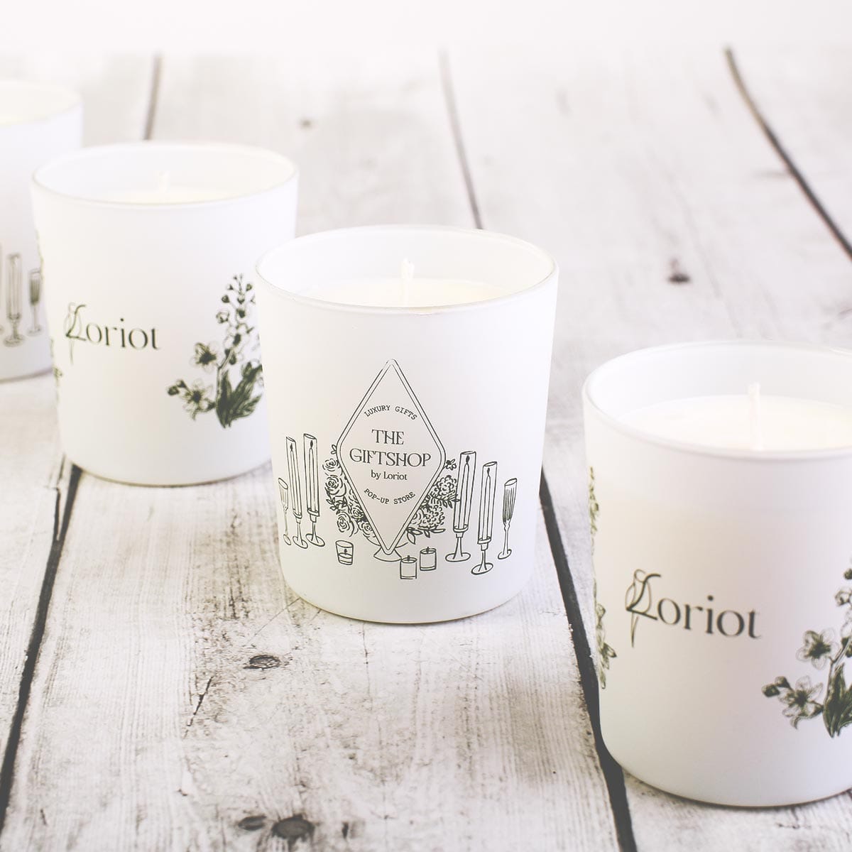 Λευκά κεριά σε ξύλινο τραπέζι