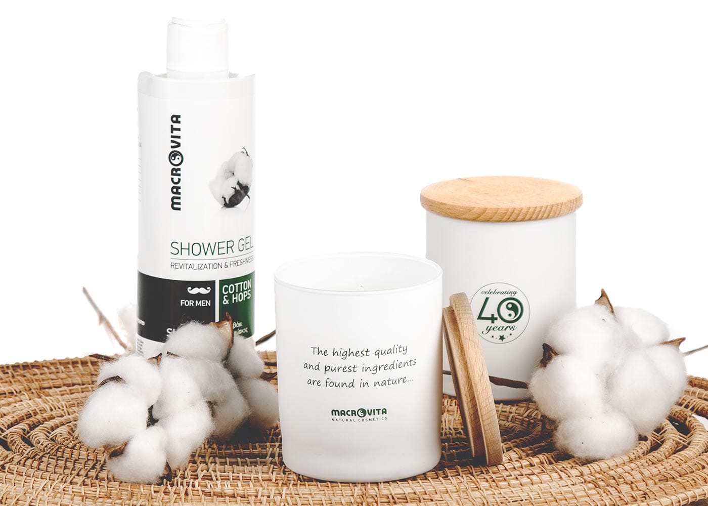 Σετ καλλυντικών με βαμβάκι και φυσικά συστατικά.