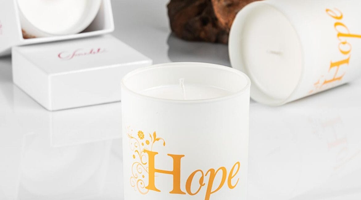 Λευκό κερί με τη λέξη 'Hope'.
