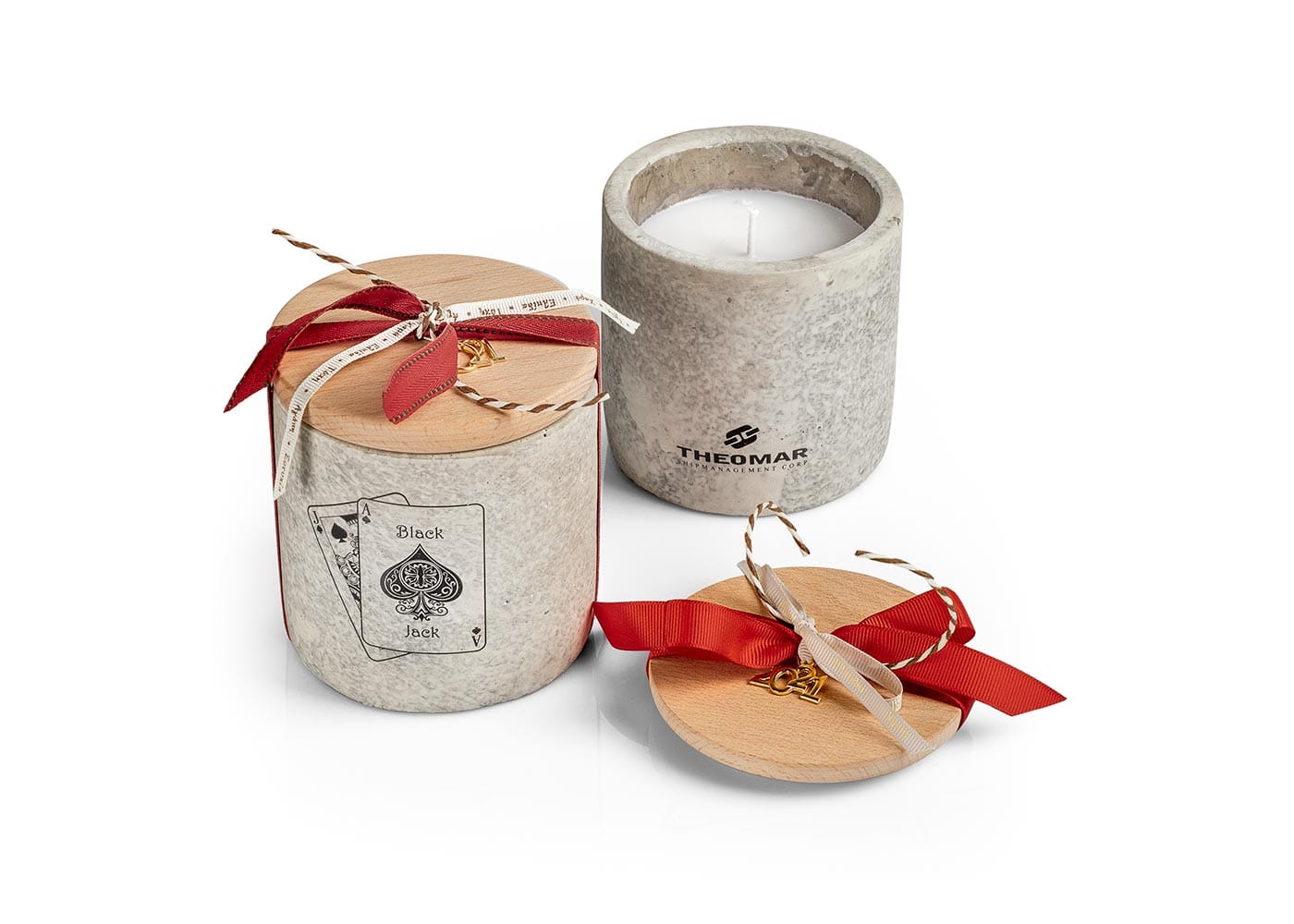 Διακοσμητικά κεριά με κόκκινη κορδέλα και ξύλινο καπάκι.