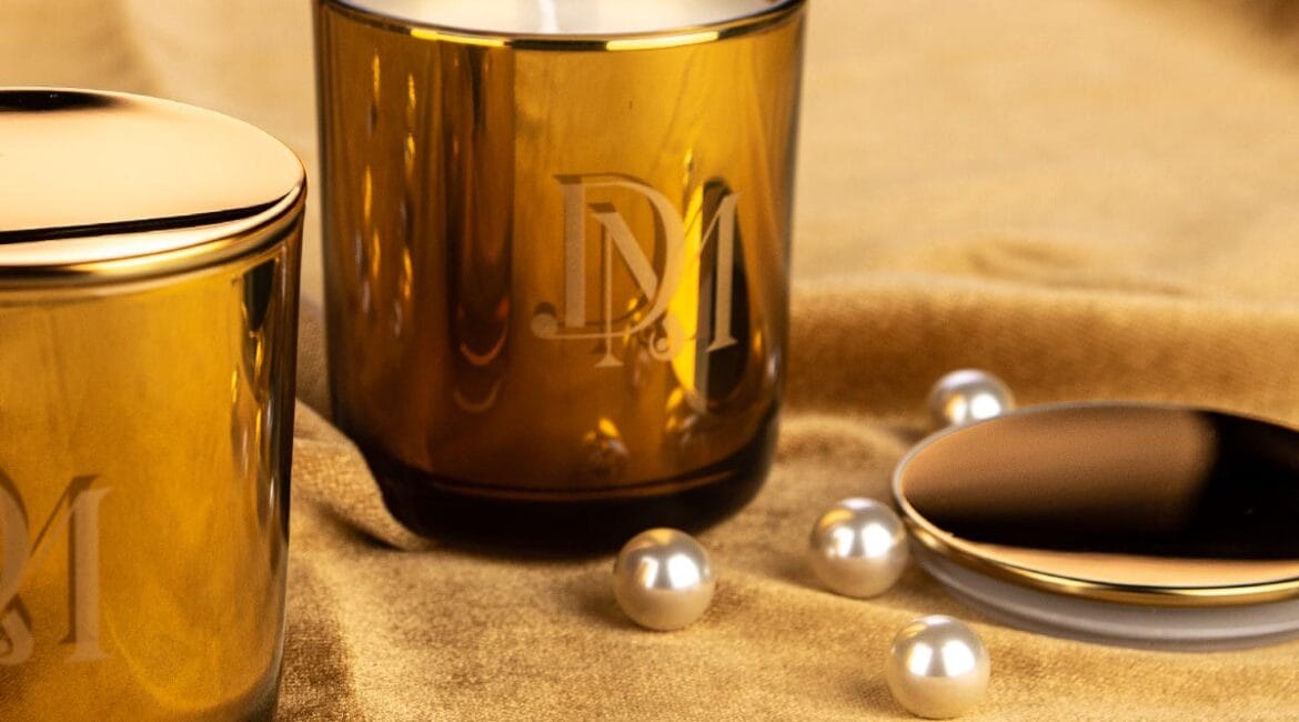 Χρυσά κεριά και πέρλες σε βελούδινο φόντο.