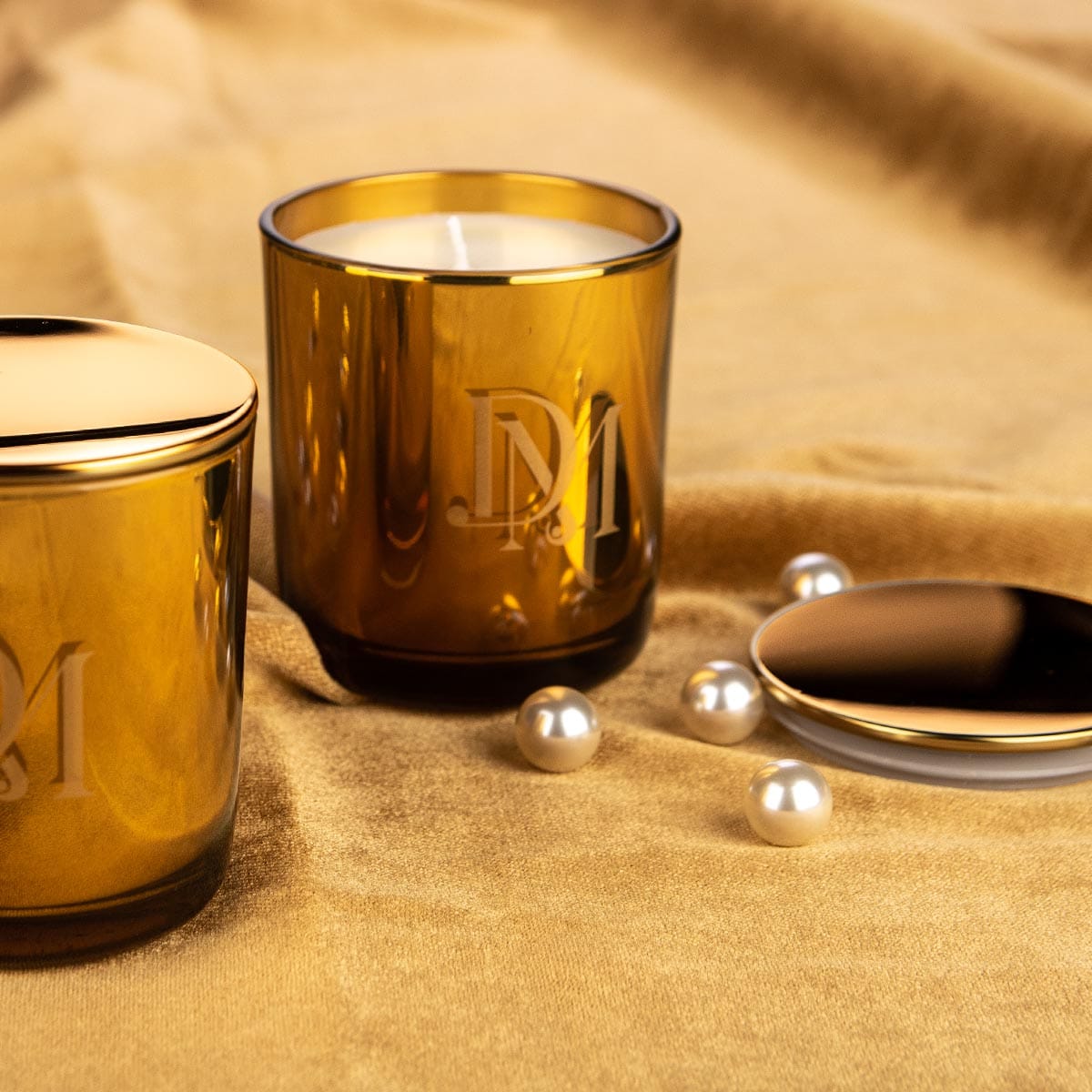 Χρυσά κεριά και πέρλες σε βελούδινο φόντο.