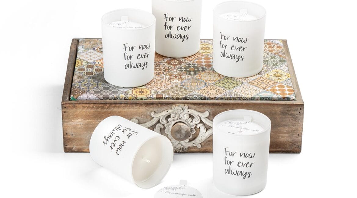 Διακοσμητικά κεριά σε ξύλινο κουτί με σχέδια.