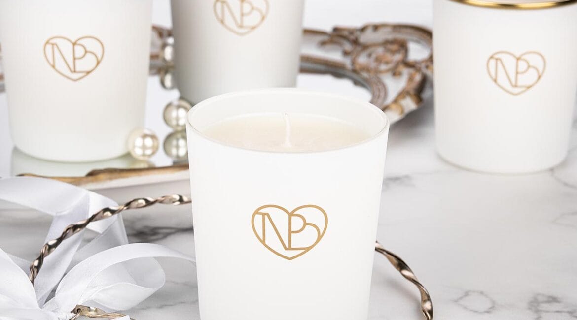 Άσπρα αρωματικά κεριά σε μαρμάρινο φόντο.