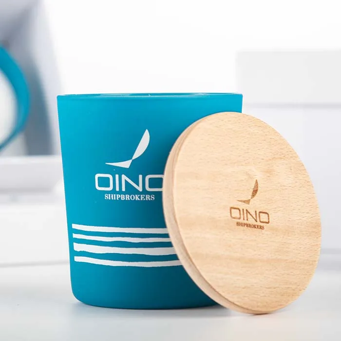 Γαλάζιο ποτήρι με ξύλινο καπάκι.