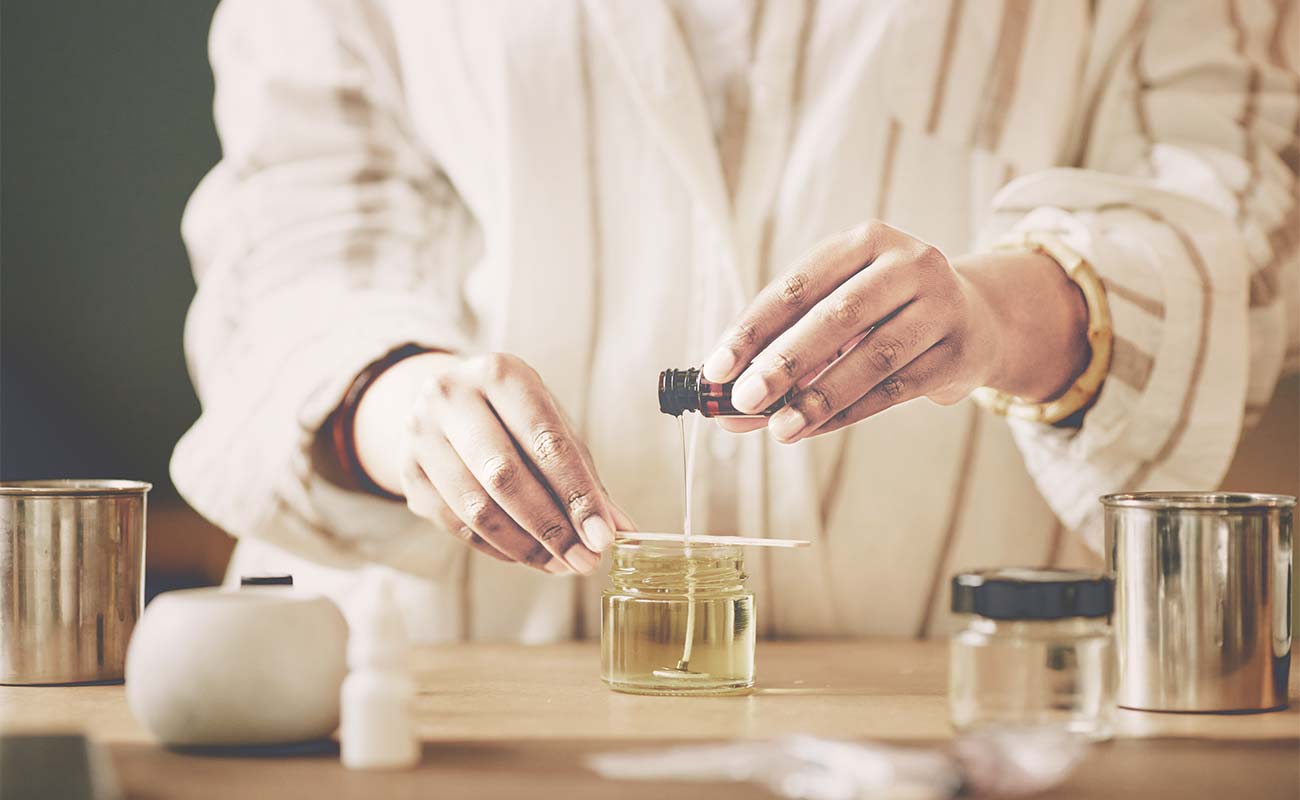 Κατασκευή χειροποίητου κεριού με αιθέρια έλαια.