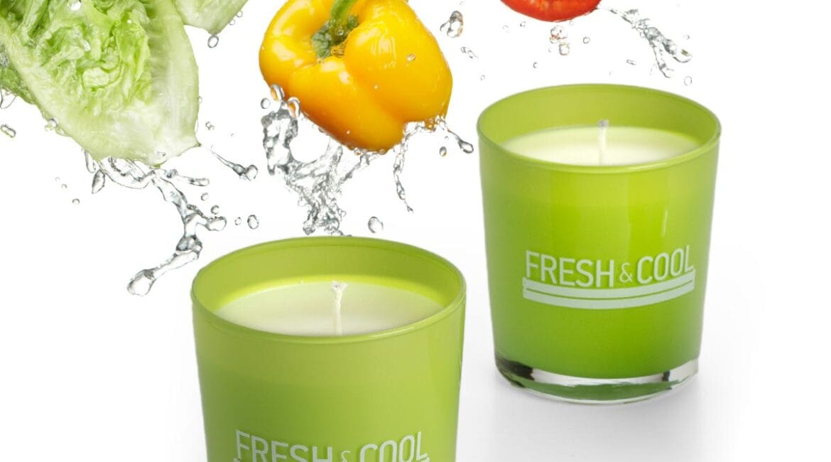 Δύο αρωματικά κεριά με φρέσκα λαχανικά.