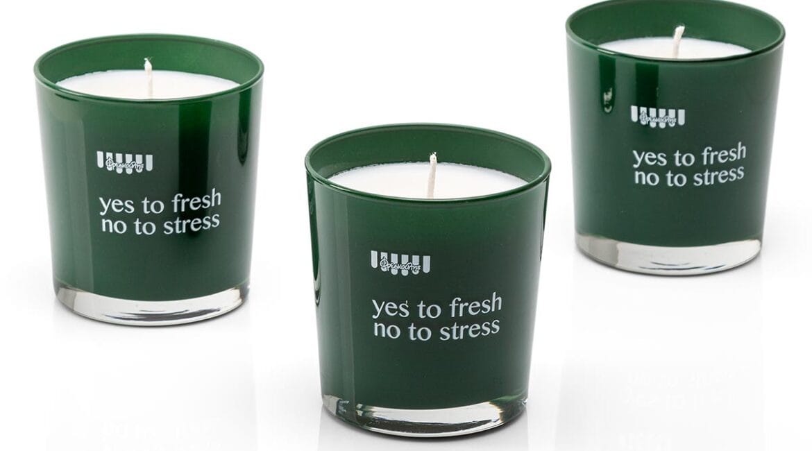 Πράσινα κεριά με το λογότυπο 'Φρεσκουλής'.