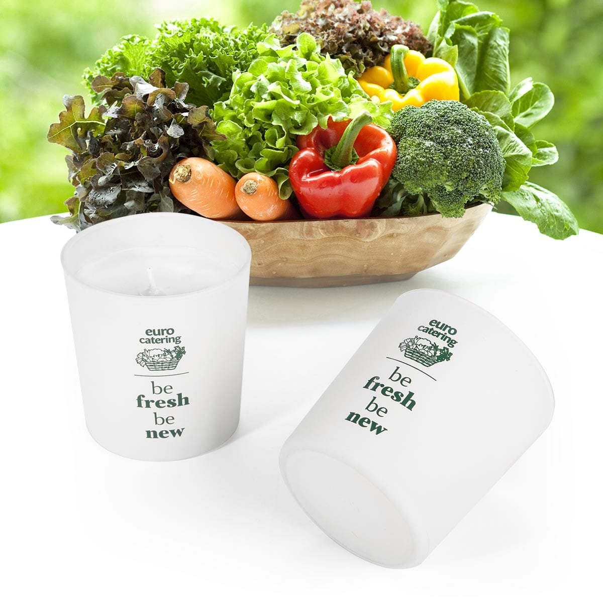 Φρέσκα λαχανικά και κεριά σε τραπέζι.