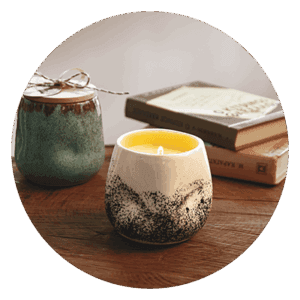 Κερί και βιβλία σε ξύλινο τραπέζι.