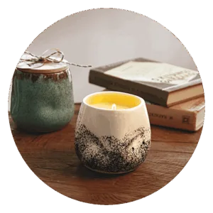 Κερί και βιβλία σε ξύλινο τραπέζι.