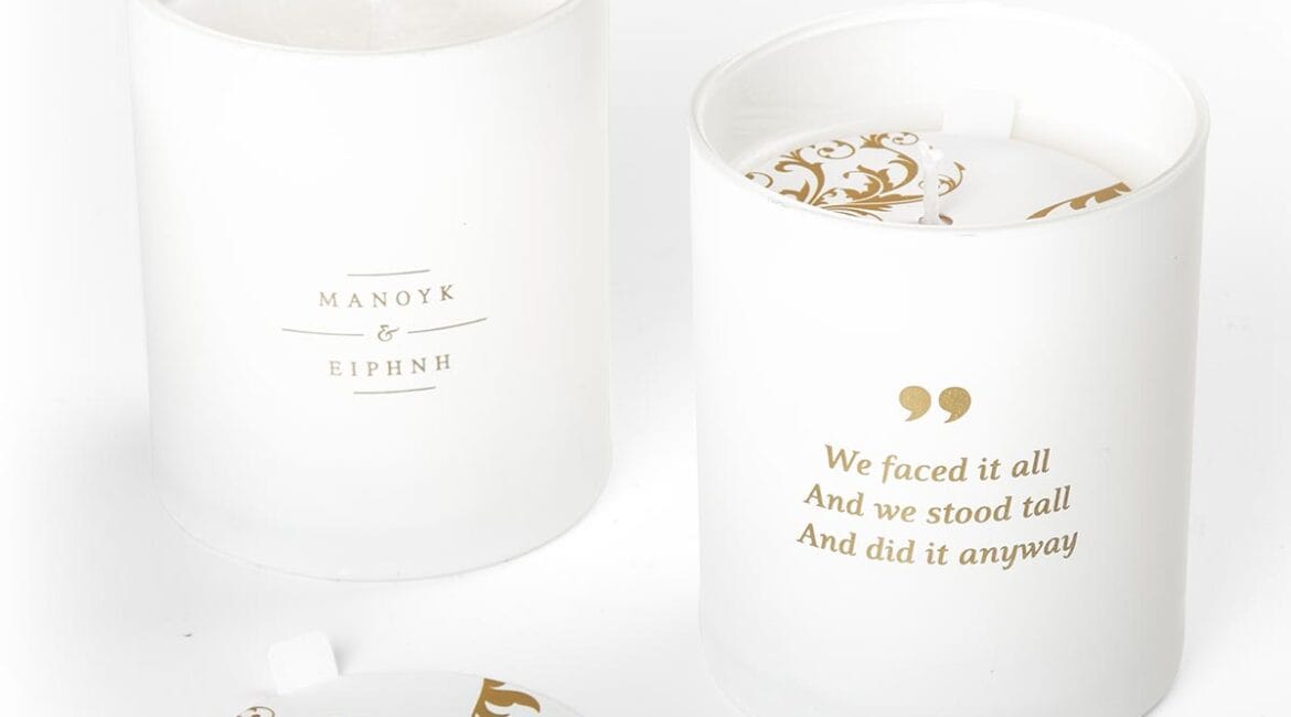 Δύο λευκά κεριά με διακοσμητική εκτύπωση