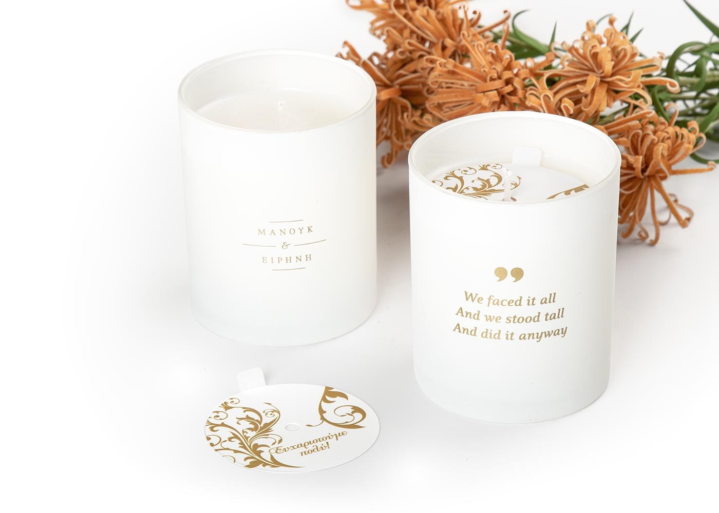 Αρωματικά κεριά σε βάζο με σχέδια και λουλούδια.