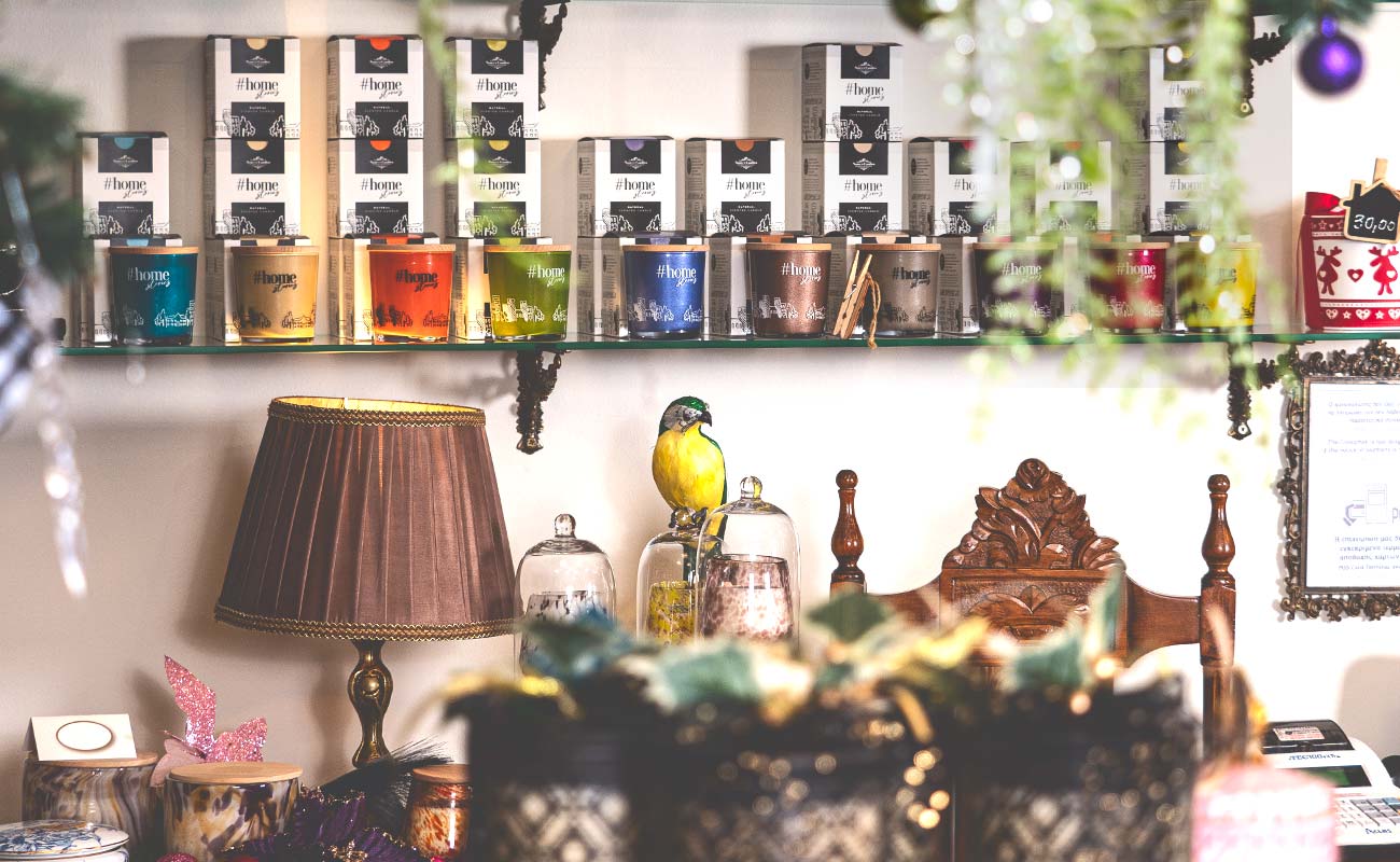 Χρωματιστά κεριά σε ράφι καταστήματος δώρων.