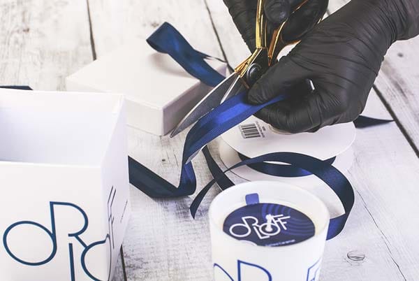 Κοπή μπλε κορδέλας σε κουτί δώρων Orloff.