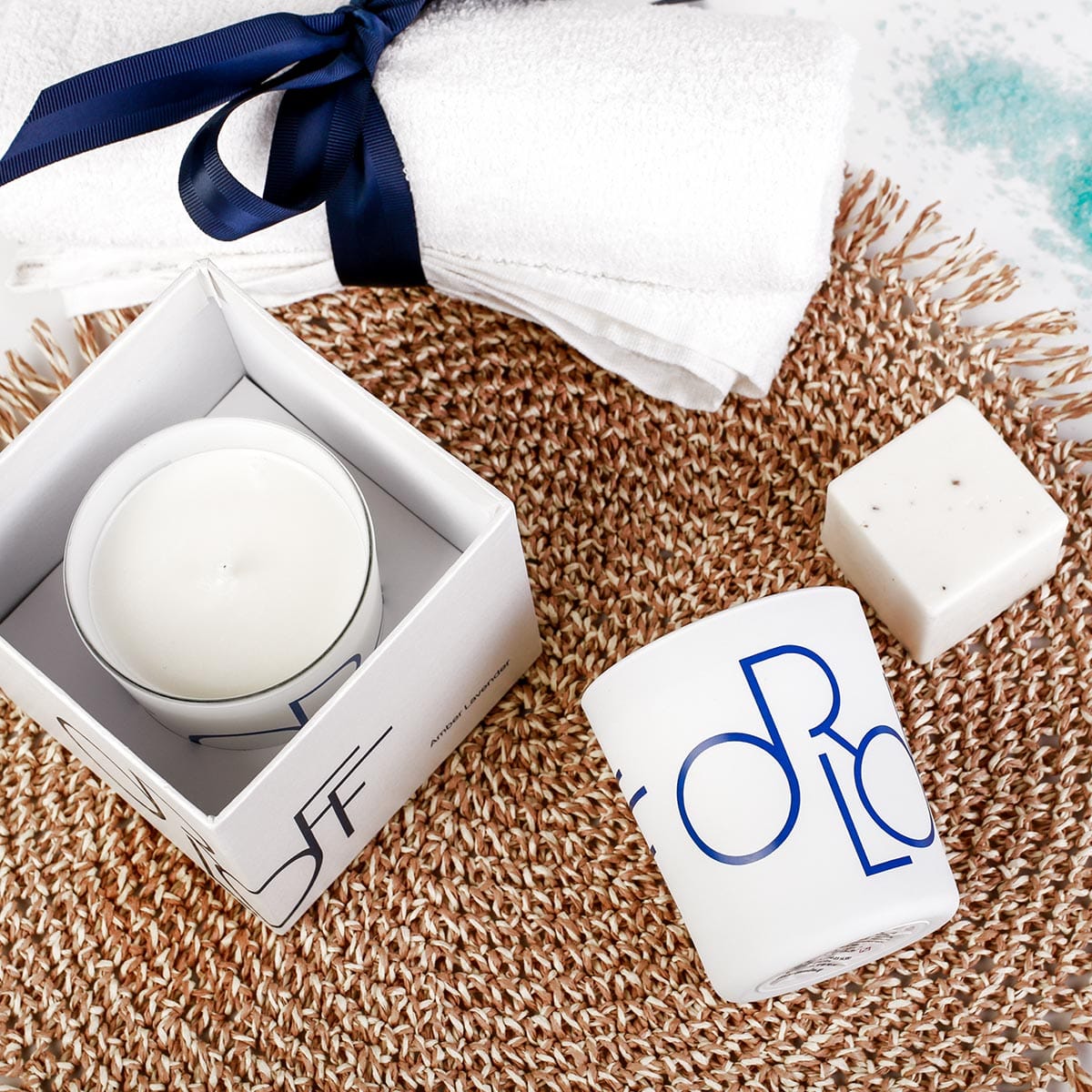 Κερί και πετσέτες πολυτελείας σε τραπεζομάντηλο.