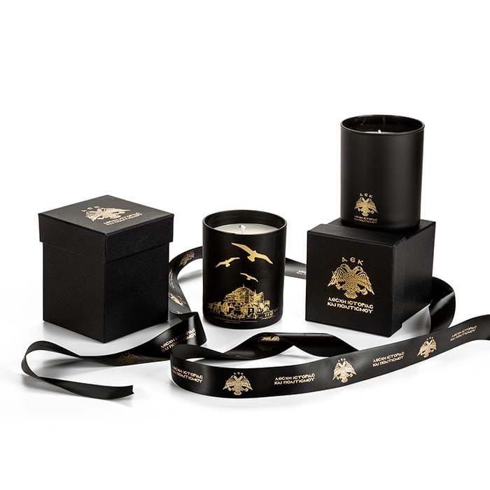 Μαύρο κερί με χρυσό σχέδιο και συσκευασία.