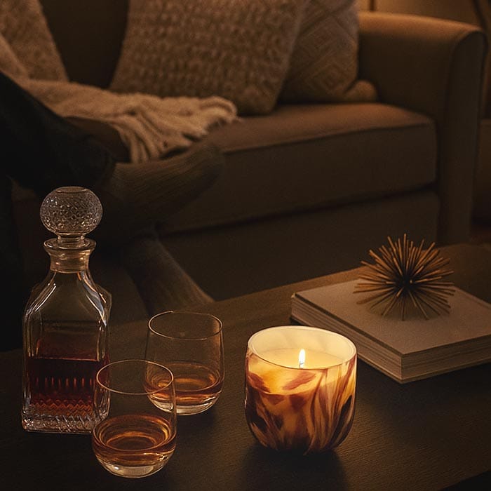 Καθιστικό με ποτήρια, κερί και καράφα.