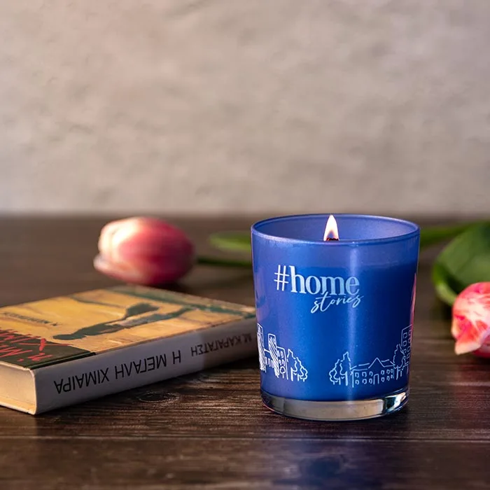 Κερί με βιβλίο και τουλίπες σε τραπέζι