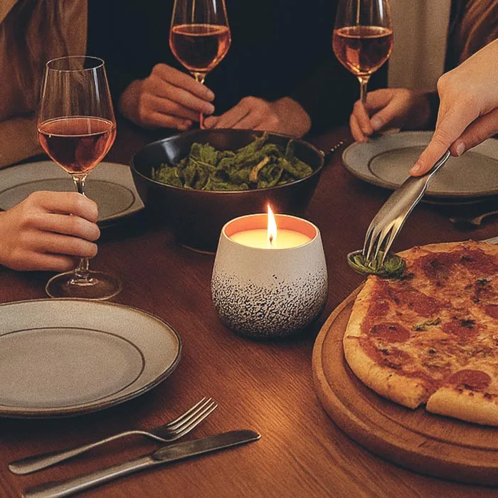 Δείπνο με πίτσα, σαλάτα και κρασί