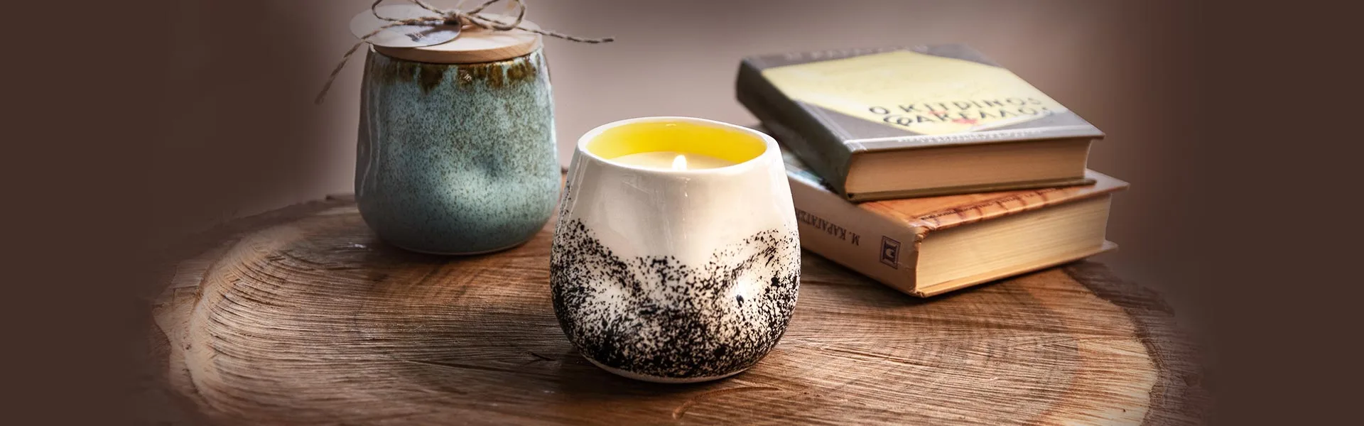 Κερί και βιβλία σε ξύλινο τραπέζι