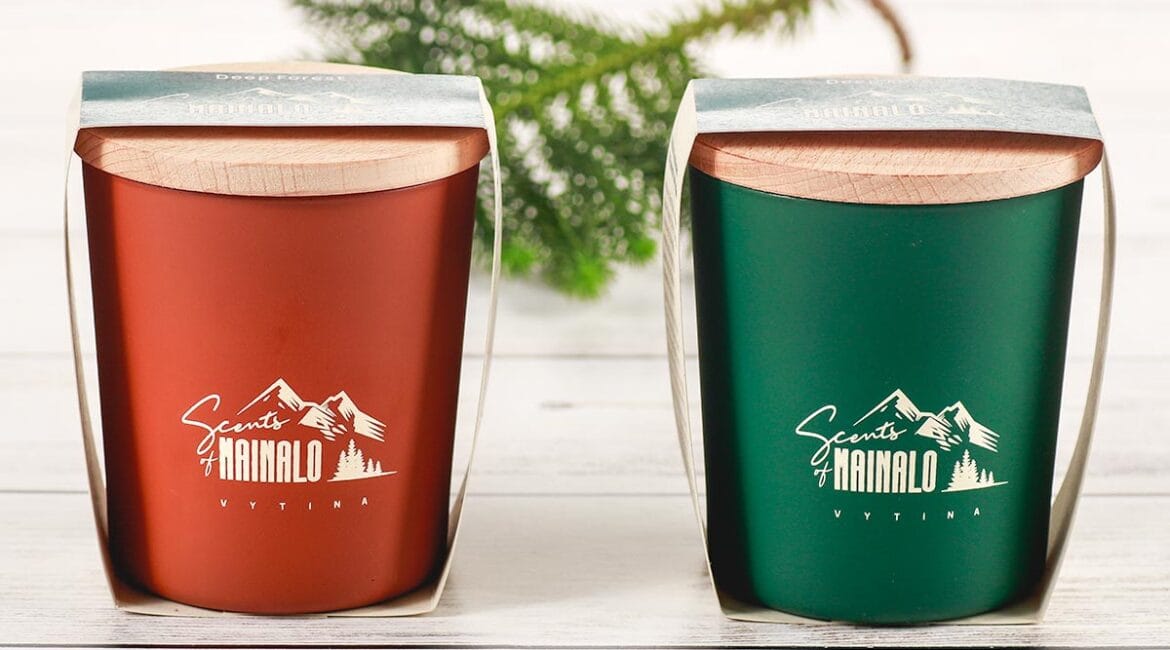 Κεριά αρωματικά σε δύο χρώματα, φόντο ξύλινο