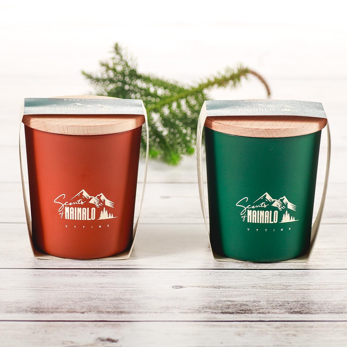 Κεριά αρωματικά σε δύο χρώματα, φόντο ξύλινο