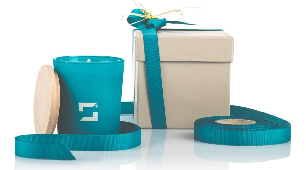 Κερί με καπάκι και δώρο με κορδέλα.