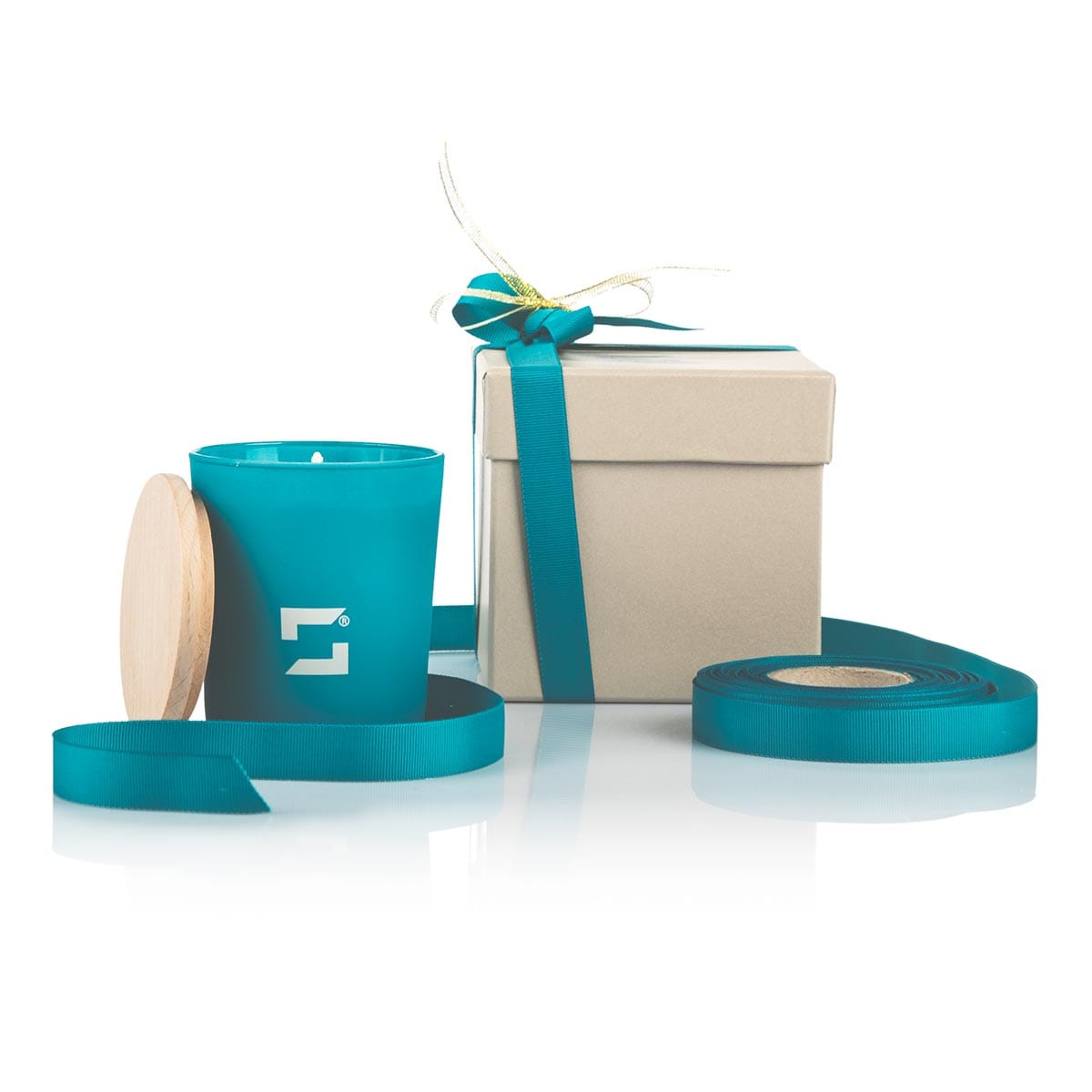 Κερί με καπάκι και δώρο με κορδέλα.