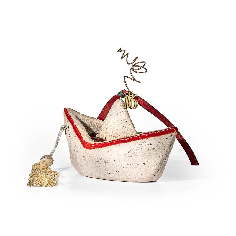 Διακοσμητικό καραβάκι με μεταλλικό αριθμό 16.