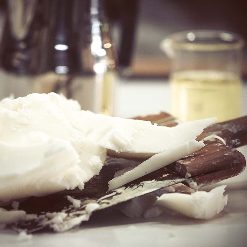 Λευκή σοκολάτα σε ξύλινη επιφάνεια με μαχαίρι.