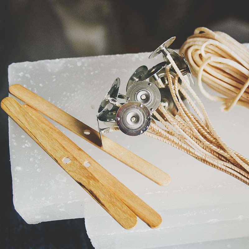 Κεριά και φυτίλια χειροποίητης κατασκευής σε τραπέζι.