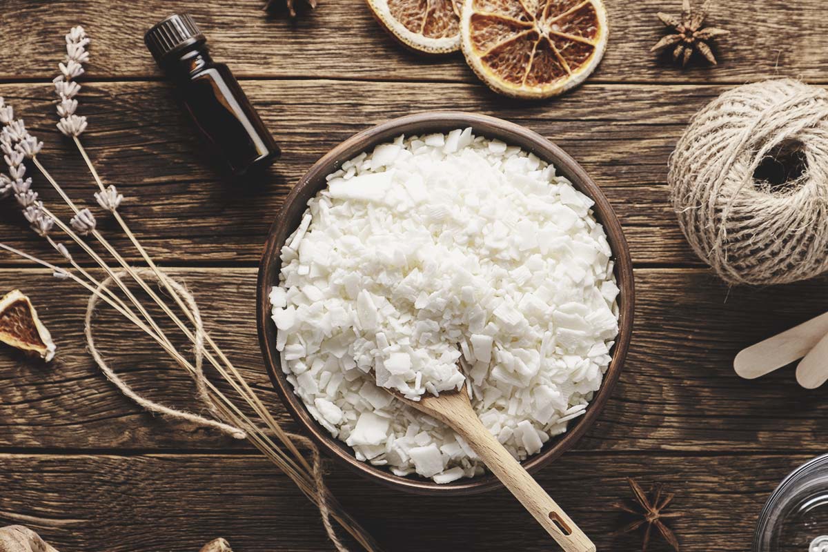 Υλικά αρωματοποιίας σε ξύλινο τραπέζι